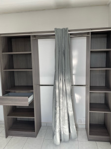 Photo de galerie -  Kit dressing 2 colonnes réversibles avec rideau Eklips II coloris blanc H. 200 x L. 200 x P. 48 cm 