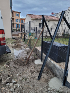 Photo de galerie - Installation et pose clôture grillage portillon 