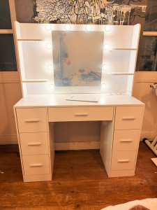 Photo de galerie - Une coiffeuse lumineuse 