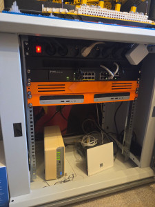 Photo de galerie - Mise en place de baie informatique complète sur mesure.