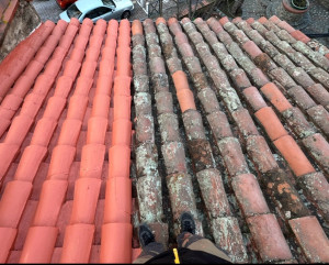 Photo de galerie - Réalisation d’un hydrofuge colorée sur toiture ancienne 