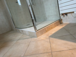 Photo de galerie - Dépose et pose du pare douche, remplacement du receveur, reprise du carrelage autour du receveur 