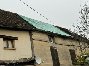 Photo de galerie - Intervention d’urgence avec bâchage provisoire pour stopper les infiltrations et sécuriser la zone sinistrée. »