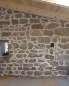 Photo de galerie - Rejointoiement d'un mur en pierre apparente à l'intérieur d'une maison