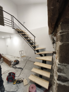 Photo de galerie - Escalier 1 quart tournant ,limon central métal.Un garde corps et une main courante,peinture Ral 9005.
Réalisé pour un air BNB.
Merci à Maxime pour sa confiance