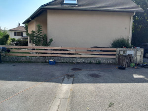 Photo de galerie - Fabrication et pose d une barrière de propriété en Douglas 