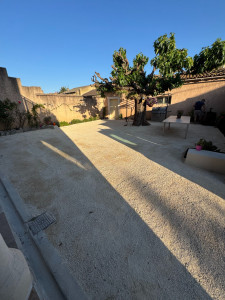 Photo de galerie - Création d’une cour de 100 m² en clapicette destinée au stationnement de véhicules.