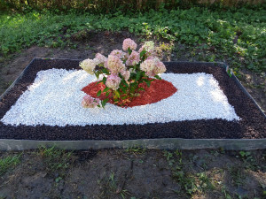 Photo de galerie - Parterre de fleur avec caillou décoratif