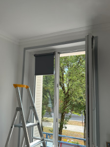 Photo de galerie - Pose de 4 tringles à rideau dans murs en pierre et reprise des fixations de 2 autres