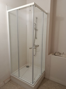 Photo de galerie - Pose de paroi de douche d'angle 