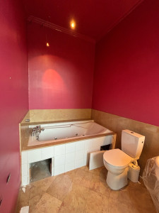 Photo de galerie - Salle de bain complète avec bac 180/90 panneau muraux effet marbre wc supendu