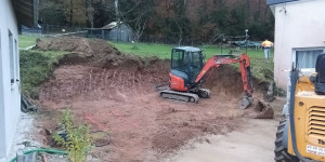 Photo de galerie - Terrassement pour dalle béton .murs de soutènement .fausse pour vidange et dalle béton 