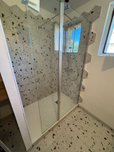 Photo de galerie - Pose de bac à douche,parois de douche,colonne de douche 