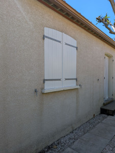 Photo de galerie - Peinture sur volet en bois avec ferronnerie