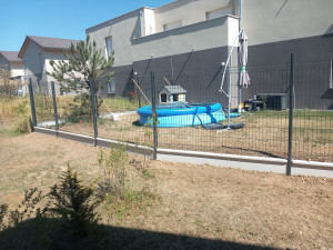Photo de galerie - Pose de clôture sur soubassement béton – base solide et durable