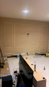 Photo de galerie - Moulures murales sur l’emplacement de la télé 