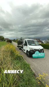 Photo de galerie - Notre porte voiture ( dépanneuse ) Renault master peut transporter tout type de véhicules du plus lourd au plus léger en passant par les engins de chantier et autres 