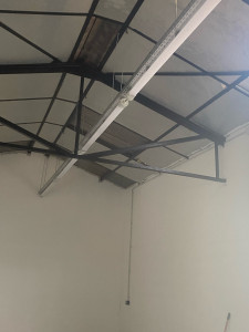 Photo de galerie - Rénovation pose de luminaires dans des entrepôts 