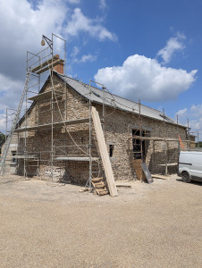 Photo de galerie - Préparation de façade pierre pour réfection des joints. Dans le cadre de mon emploi saisonnier en tant que manutentionnaire en maçonnerie.