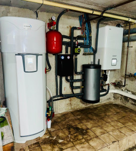 Photo de galerie - Installation d'une pompe à chaleur air/eau et d'un ballon thermodynamique pour la production d'eau chaude 