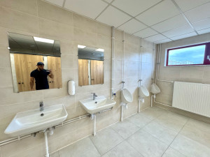 Photo de galerie - Installation des éléments sanitaires.