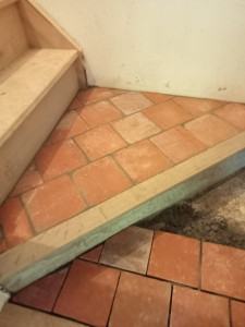 Photo de galerie - Quart tournant d'escalier en tomettes 