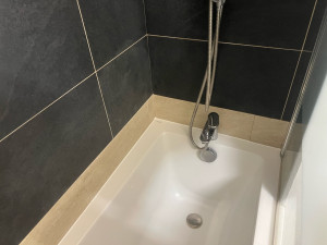 Photo de galerie - Réparation carrelage et pose silicone Aprés 