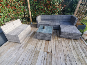 Photo de galerie - Montage canapé extérieur + 2 fauteuils + table