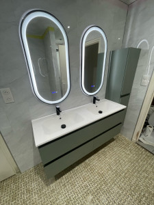 Photo de galerie - Montage et fixation d’un meuble doubles vasques, un meuble colonne ainsi que deux miroirs connecter 