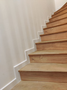 Photo de galerie - Pose de plinthes au mur dans un escalier