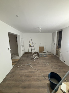 Photo de galerie - Rénovation complète.  mur cassé , électricité, plomberie, insolation + plaque de plâtre, bandes , enduit peinture et parquet 