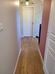 Photo de galerie - Mise en peinture et pose de papier peint, Ragreage et pose collée de lames PVC imitation parquet 
