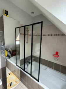 Photo de galerie - Pose d'une paroi de baignoire pliable