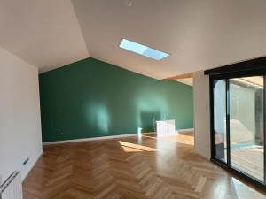 Photo de galerie - Réalisation d une rénovation peinture mat blanche et mur vert canard en velours