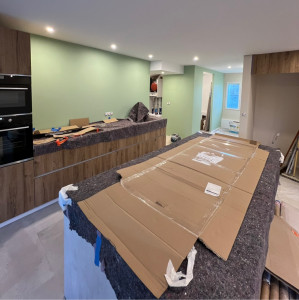 Photo de galerie - Installation électrique dans une extension de maison moderne. Spots encastrés, prises et alimentation complète de la nouvelle cuisine.