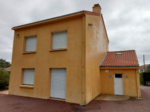 Photo de galerie - Entretien toiture et façade pulvérisation de produits anti mousse 