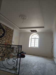 Photo de galerie - Plafond avec gorge lumineuse, staff (moulure en plâtre) et doublage avec fenêtre arrondie ( finition évasée )