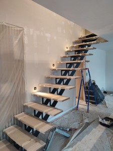 Photo de galerie - Installation de spots indigo sur un mur d'escalier 