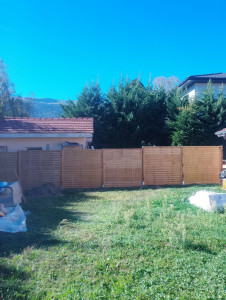 Photo de galerie - Implantation, terrassement et pose clôture en bois scellé dans du béton (st genis de Pouilly)