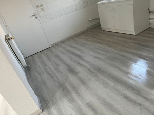 Photo de galerie - Pose de sol PVC imitation parquet.