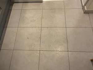 Photo de galerie - Intervention pour un nettoyage complet du sol : dépoussiérage, aspiration, lavage et élimination des traces et saletés.