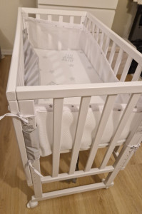 Photo de galerie - Berceau cododo 3 en 1 blanc avec matelas et barrière en maille
