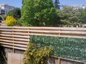 Photo de galerie - Pose d'une sur élévation en bois, lames de terrasse ajourées brise vue mais pas brise vent.