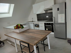 Photo de galerie - Cuisine équipée avec table a manger fabriquer sur mesure 