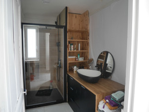 Photo de galerie - Rénovation complète d'une salle de bain fabrication d'un meuble de salle de bain sur mesure avec une vasque poser 