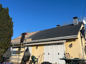 Photo de galerie - Application d’une peinture de toiture de qualité afin de protéger durablement la couverture tout en lui redonnant un aspect esthétique et soigné.