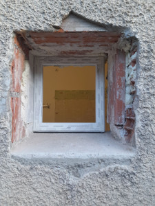 Photo de galerie - Posé de fenêtres avec renfort et rénovation de l'appui complet, en cours de finition. 
carrelage intégral salle de bain. 