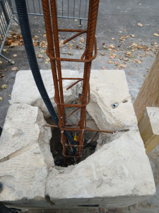 Photo de galerie - Un pilier ancien de plus de 150 ans, d’une hauteur de 5 mètres, s’était fissuré à sa base et bougeait en raison d’une fondation défectueuse.  
Je l’ai démoli, créé une nouvelle fondation avec armature en acier, et l’ai restauré à l’identique.