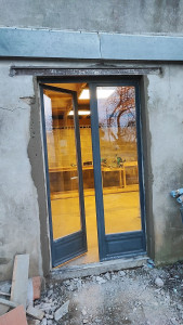 Photo de galerie - Réalisation d'une ouverture et pose d'une porte fenêtre dans un atelier 