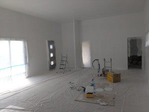 Photo de galerie - Peinture complète d une maison de 150m2 totalement en blanc avec un plafond à 3m85 effectuée en 2 jours ! 4 couches d appliquées !Équipé d une machine à peinture avec pistolet !
